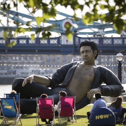 A giant statue of Jeff Goldblum next to London’s Tower Bridge celebrates 25 years of Jurassic Park